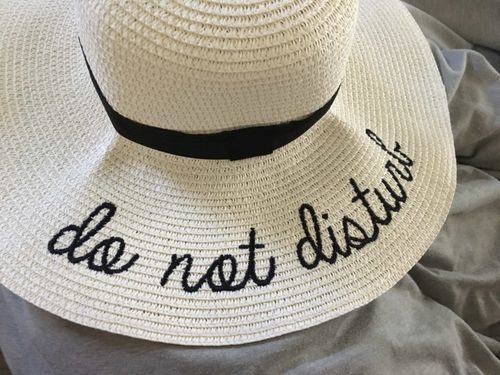 Chapeau "do not disturb" photo review